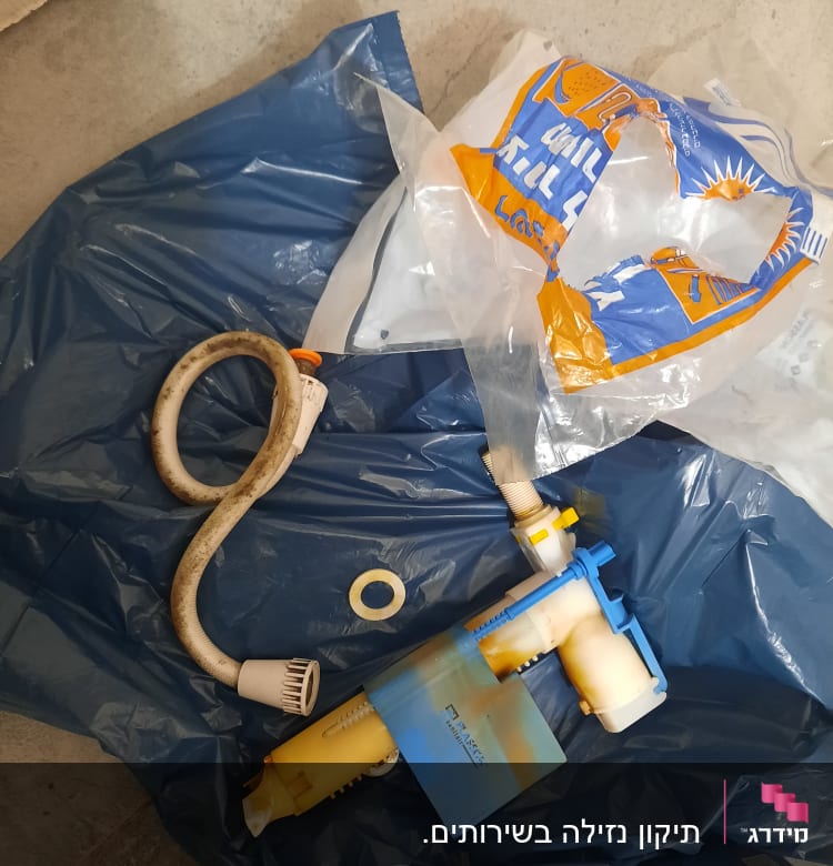 חלקי אינסטלציה על שקית פלסטיק כחולה